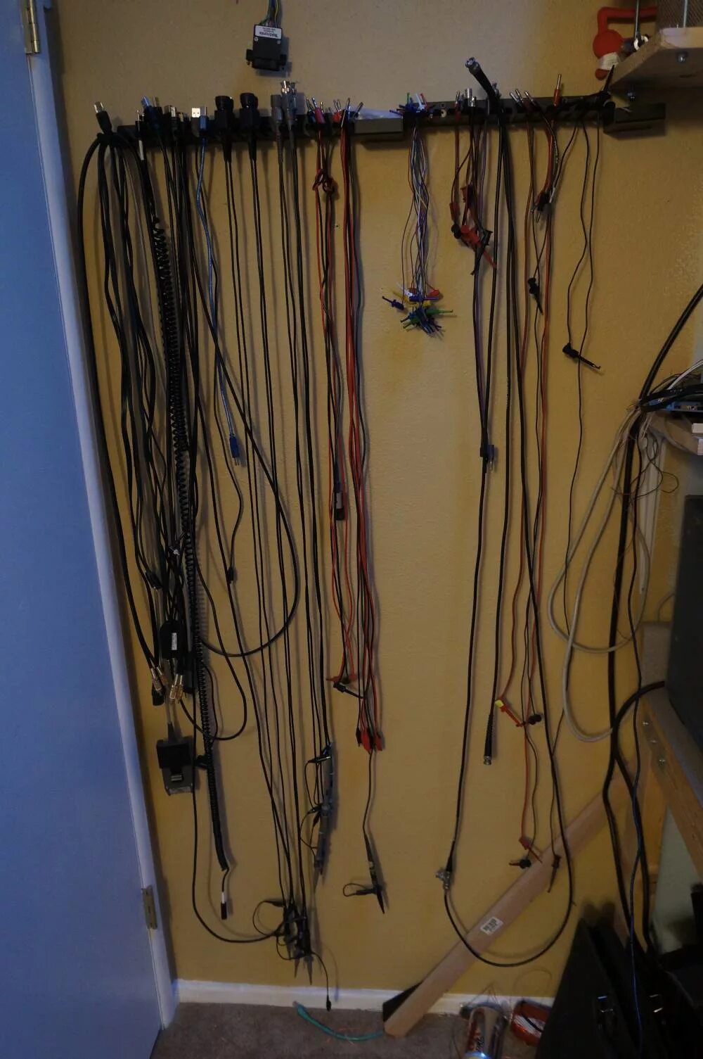 Система хранения кабелей. Приспособление для хранения электрокабеля. Органайзер для хранения зарядных устройств. Как хранить провода. Как хранить провода.