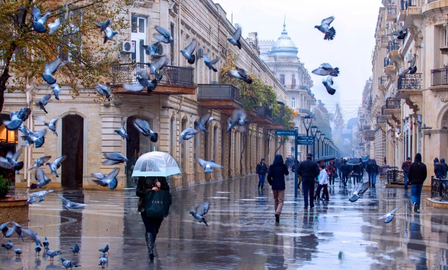 Погода в баку в сентябре. Баку Nizami Street. Дождливый Баку. Дождь в Баку. Осенний Баку.