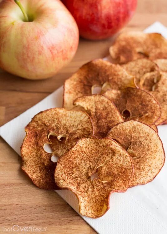 Печенье сахар яблоки. Яблоко с корицей. Яблоко сушёное. Яблочные чипсы с корицей. Яблочные чипсы с орехами.