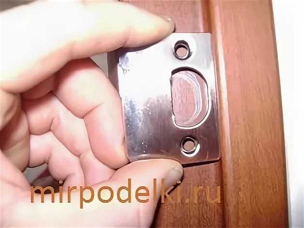 Западает язычок в дверном замке. Язычок двери. Эксцентрик на квадратный язычок в двери. Замки для межкомнатных дверей с ключом. Запал язычок дверного замка.