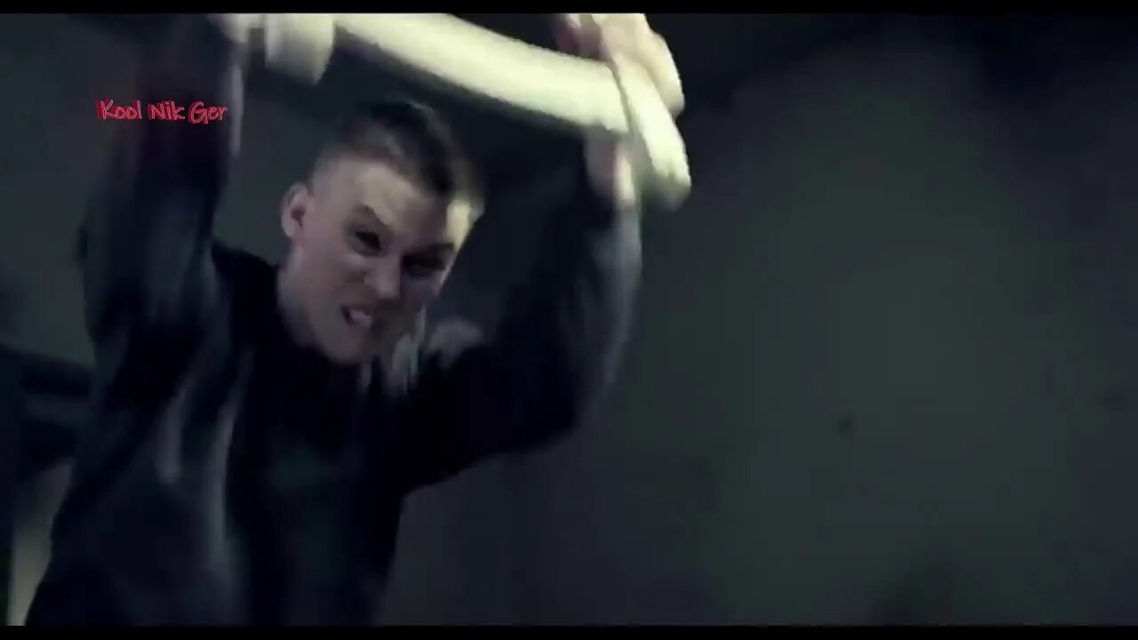 Голова в очках. Башка клип. Три головы в клипе. Rihanna anti. Ханна клипы.