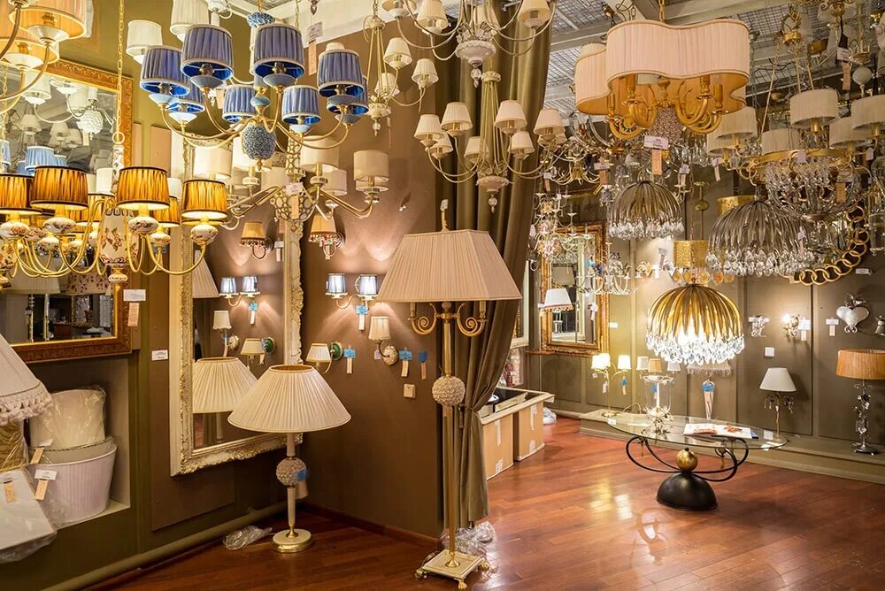 витрина магазина люстр. магазины по продаже ламп. мир света спб. витрина с электротоварами. магазины по продаже ламп.