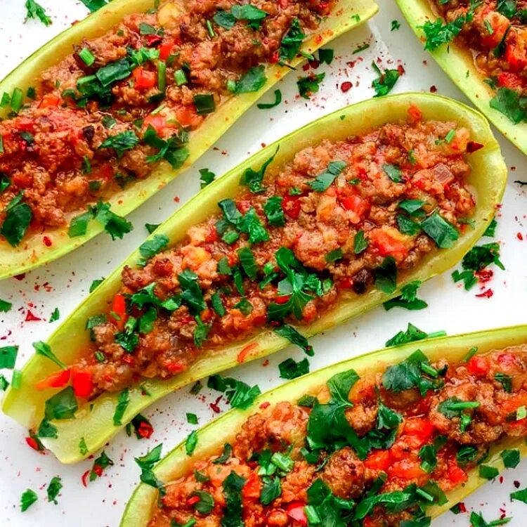 Кабачки фаршированные овощами. Фаршированные цукини с фаршем. Фаршированные кабачки цукини. Фаршированные цуккини «лодочки». Фаршированные кабачки myasom.