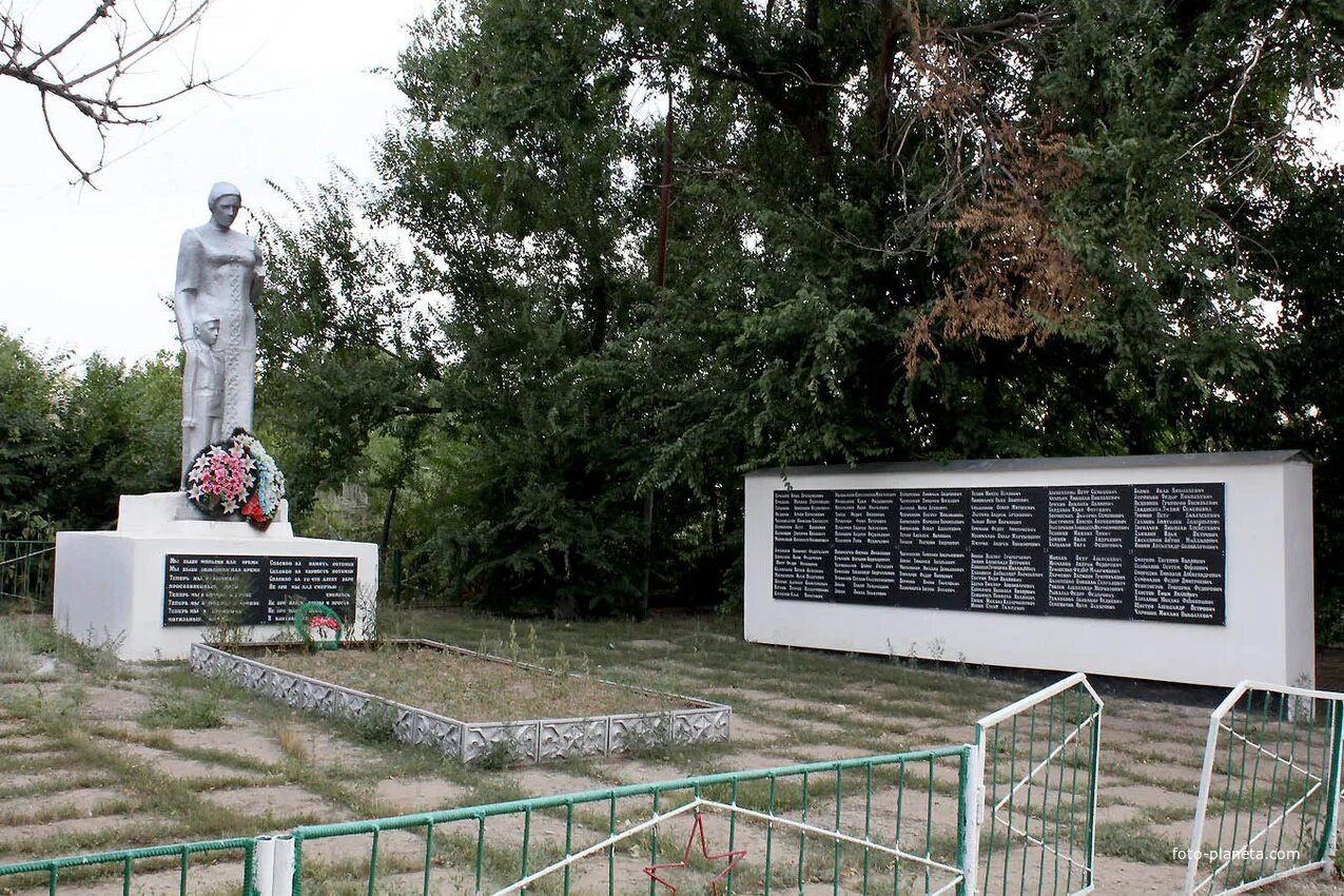 Хутор рогожин. Братская могила в хуторе затонский. Хутор горский волгоградская область. Хутор каныгин ростовская область. Хутор рогожин.