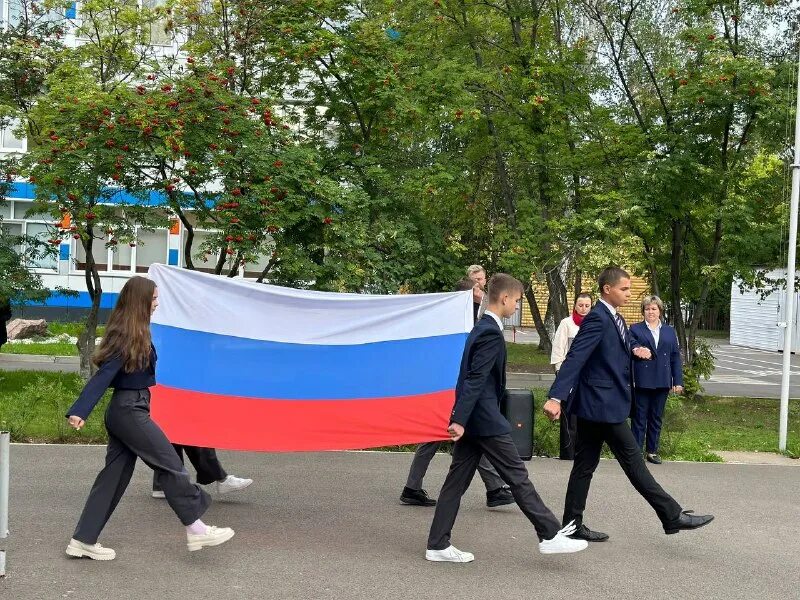 Торжественное поднятие флага. День государственного флага. Как правильно держать знамя. Вынос гос флага рф на параде победы. Поднятие флага россии.