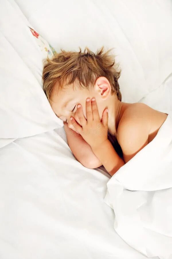 Сильно потеет голова во сне у ребенка. Кровать для мальчика. Портрет спящего ребенка с апноэ.