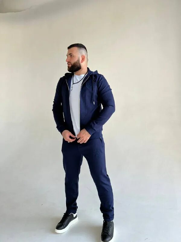 Состоятельный мужчина. Стильный образ для мужчины. Сумка под пальто мужское. Мужчина в костюме. Самодостаточный мужик.