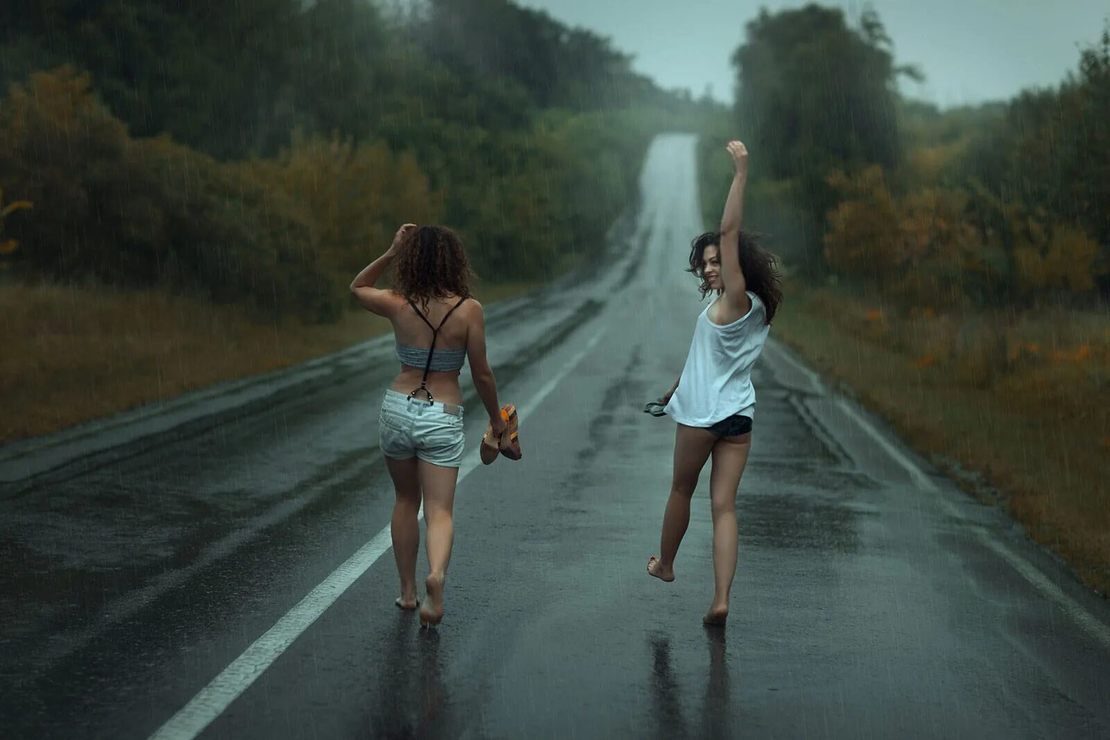 Две девушки под дождем. Фотосессия с подругой на дороге. Подруги под дождем. Фотосессия на дороге две девушки. Далеко убежать вместе если хочешь