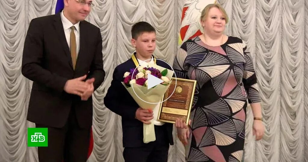 Мальчик спас деревню. 14-летний мальчик спас от огня целую деревню, вспахав землю.