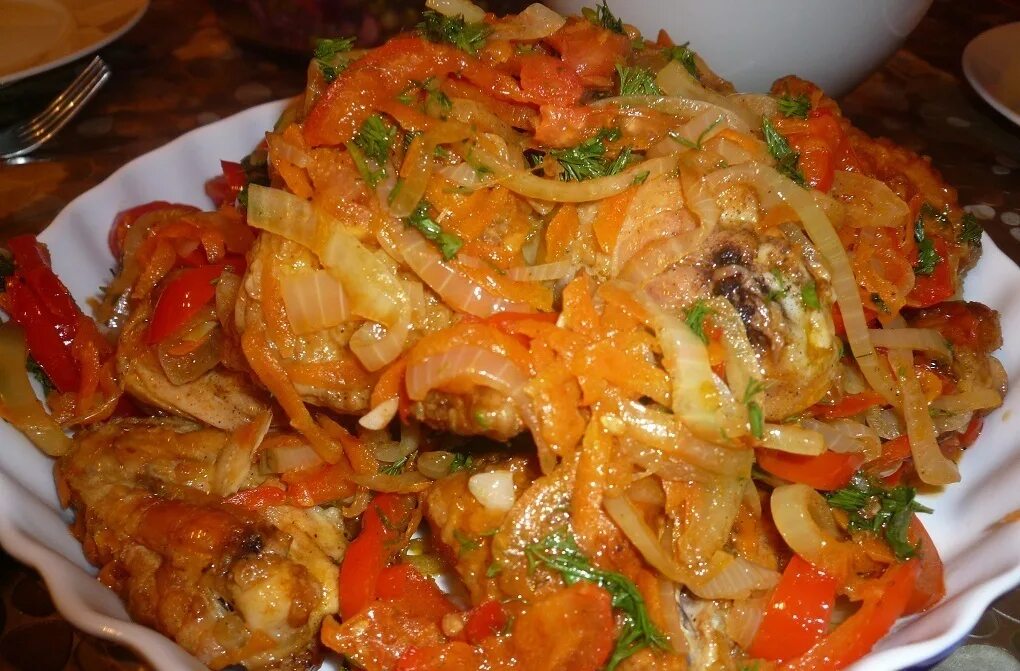 Тушеная курица с луком и морковью. Курица жареная с луком и морковью. Курица с морковкой и луком. Курица с морковью и луком в духовке.