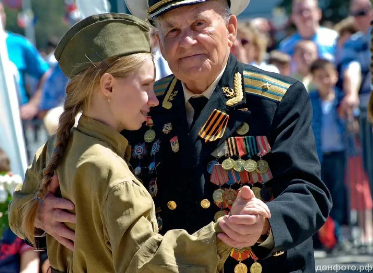 Ветераны великой отечественной помним. Победа в великой отечественной войне. с днем победы. день победы фото. ветераны и дети.