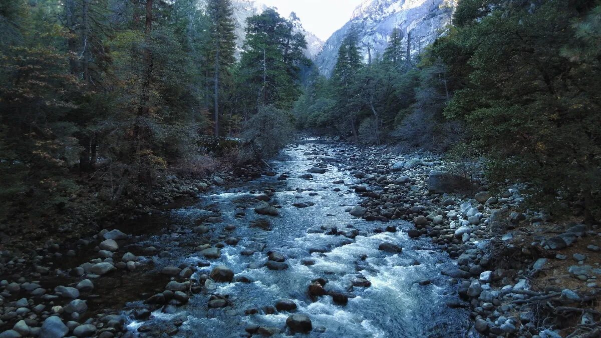 каменистый берег озера. какая река бежит в кезе. бежит река. река бежит с горы. а по камушкам речка.