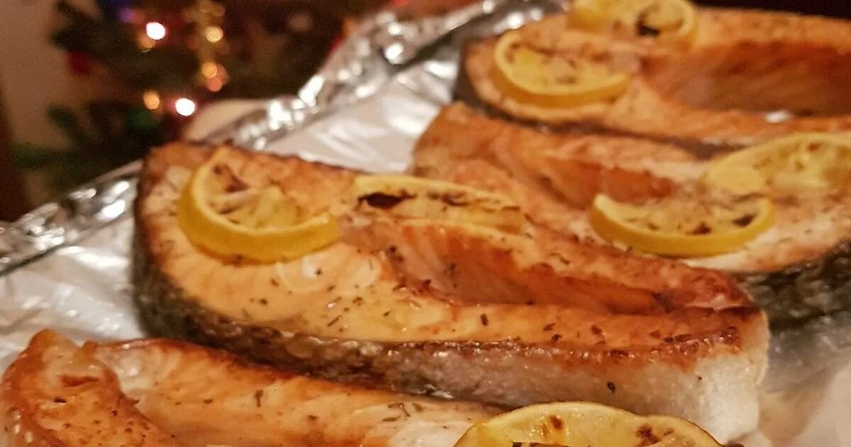 семга запеченная в фольге. рыба в духовке в фольге. красная рыба в духовке в фольге. филе горбуши в духовке. лосось в духовке в фольге.