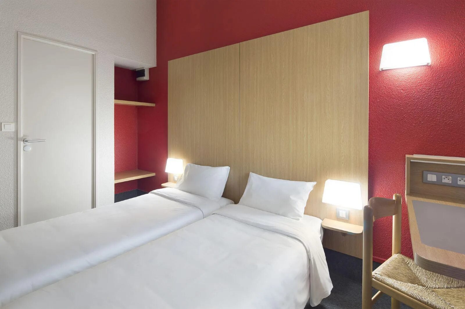 No time to die hotel room italy. Варшавское шоссе, 17, апартаменты. B room. B room. Студия звукозаписи москва сити.