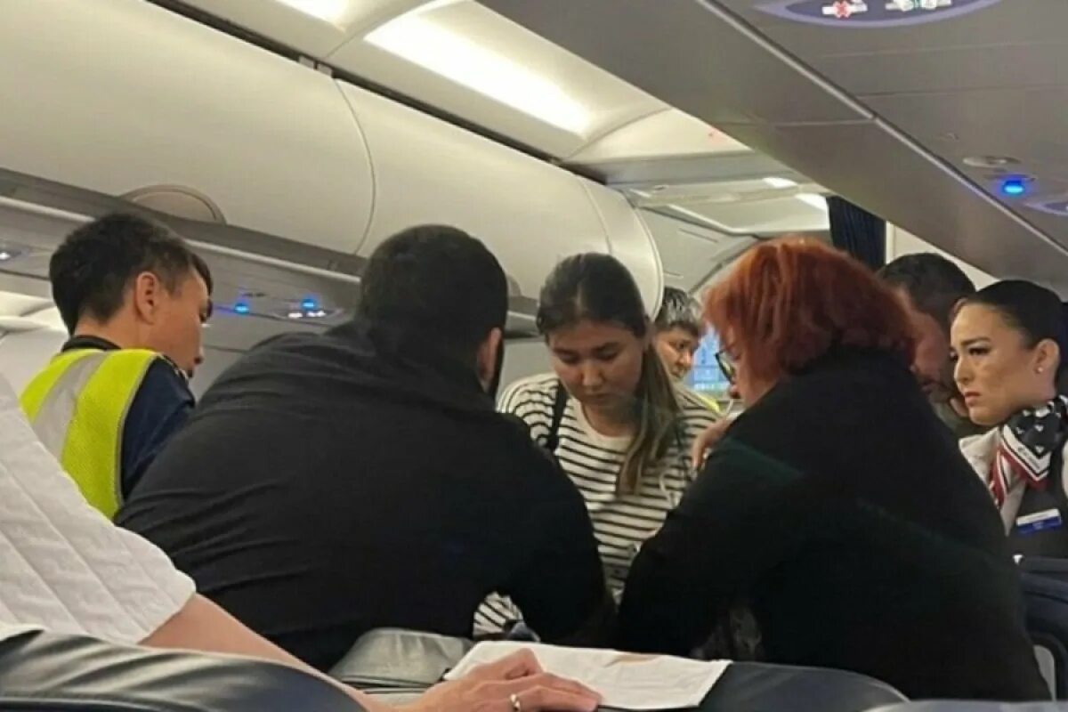 Air astana kc 563 airbus a320. Air astana авиакатастрофы. Самолет эйр астана. Air astana инцидент. Самолет на аэродроме.