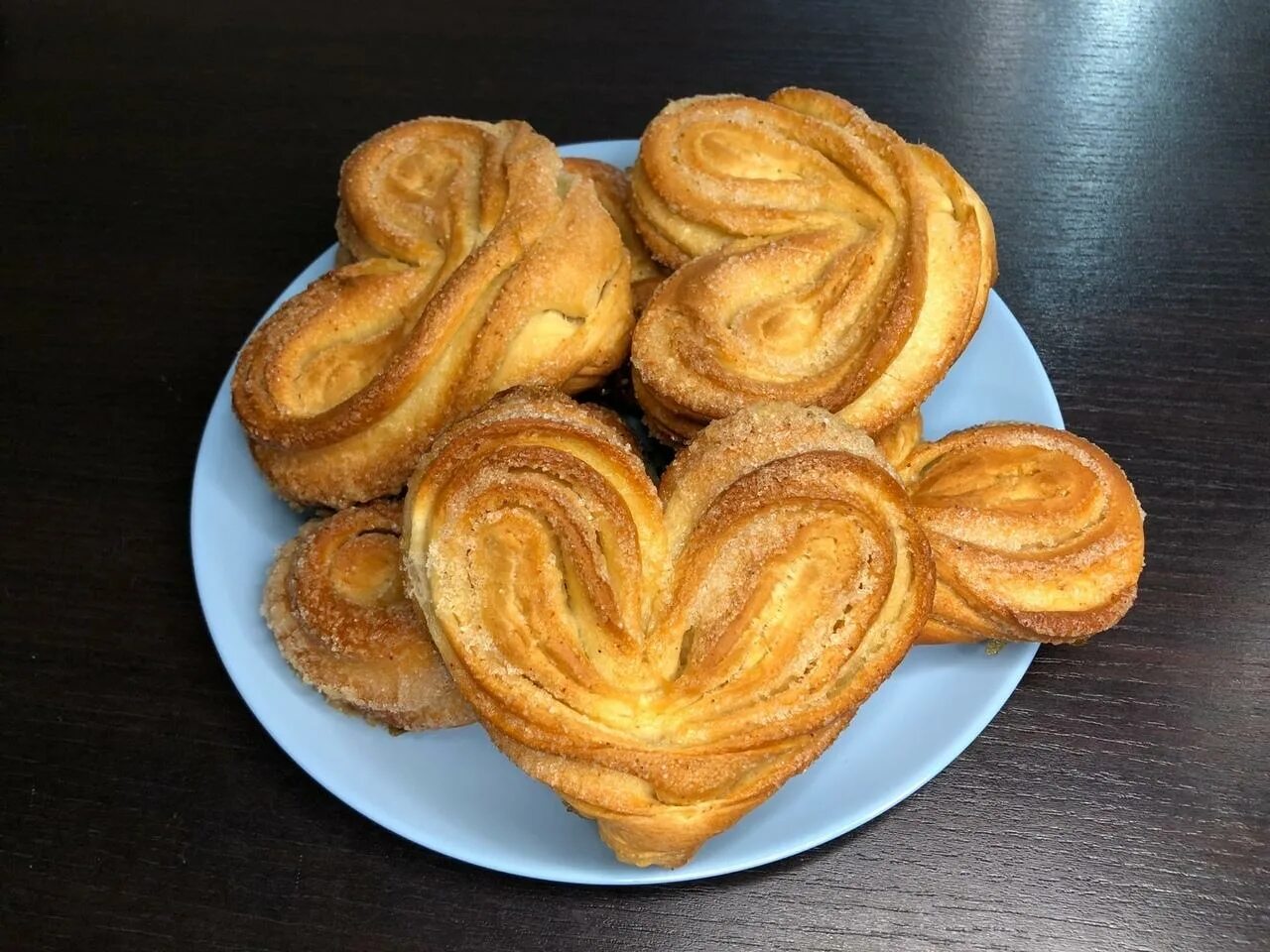 Булочки с сахаром. Булочки плюшки с сахаром. Плюшки с сахаром. Плюшка сдобная. Булочки плюшки с сахаром.