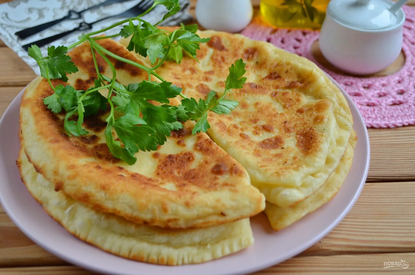 Лепешки с творогом и сыром на сковороде. Хачапури с твердым сыром. Как приготовить хачапури с сыром. Рецепт хачапури на листк. Алена Митрофанова рецепт хачапури на кефире.