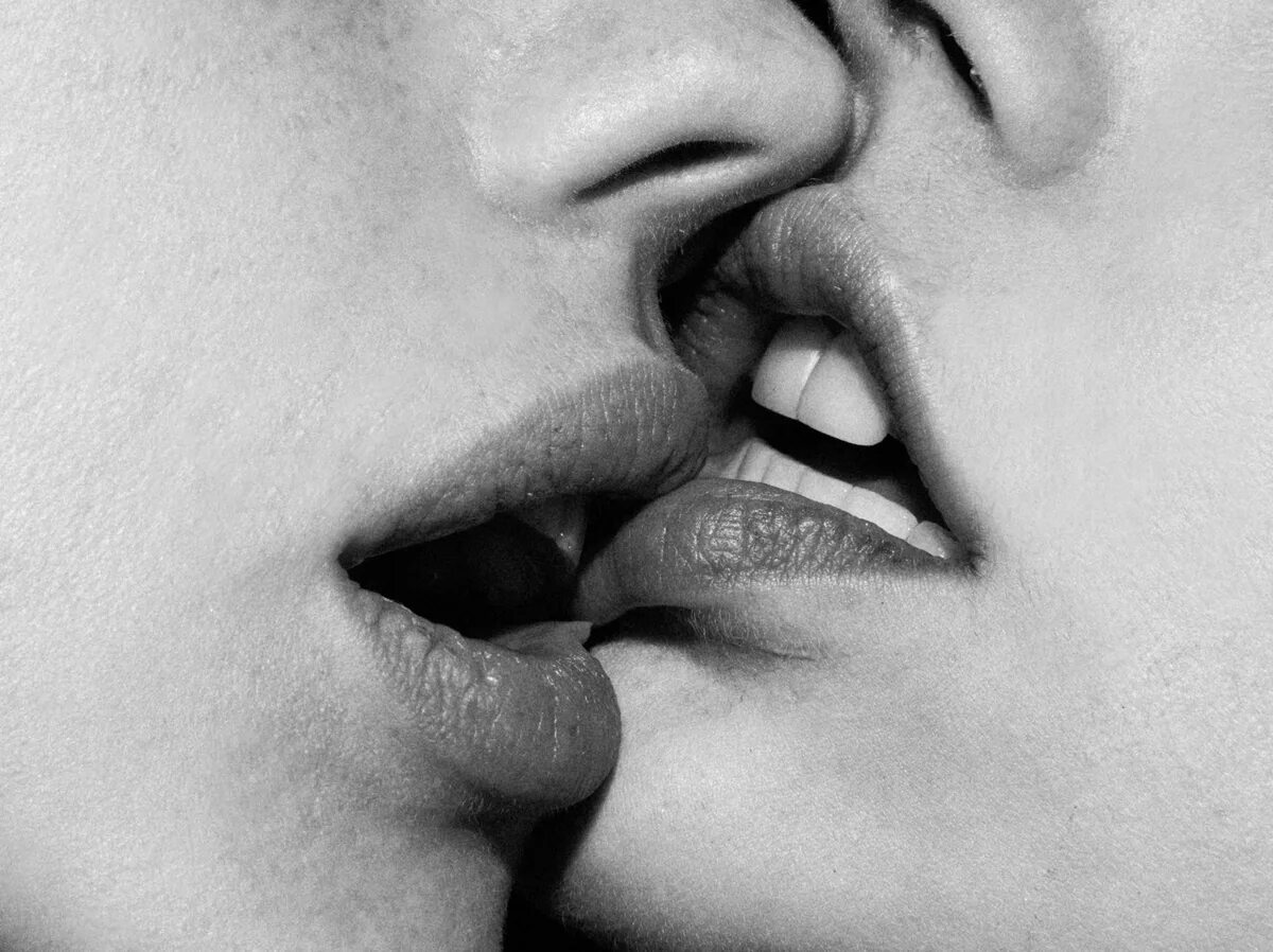 Мужчина и женщина любовь. Стих к маме тихо подойду маму крепко обниму. Маму крепко обниму крепко поцелую потому что я люблю мамочку родную. Песня крепко поцелую. Маму крепко поцелую.