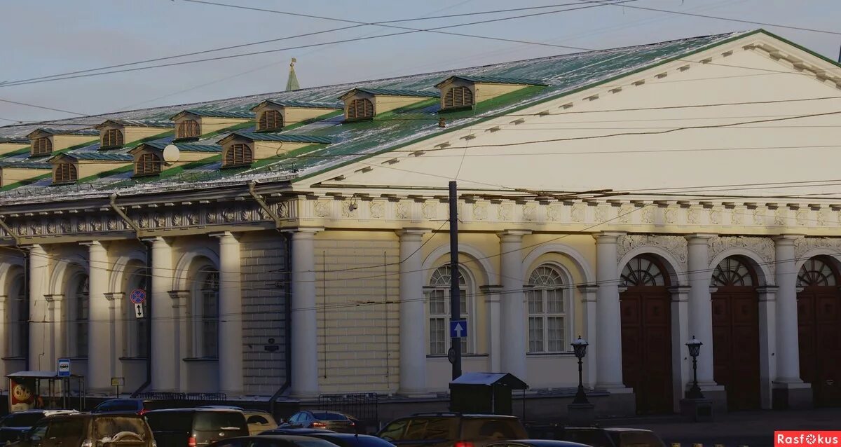 Манеж крыша. Манеж крыша. Манеж с крышей. Здание манежа в москве. Деревянный каркас большепролетного здания.