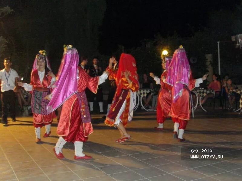Турецкий танец Халай. Культура Турции танцы Халай. Танец турецкий ногами. Фестиваль танцев в Турции.