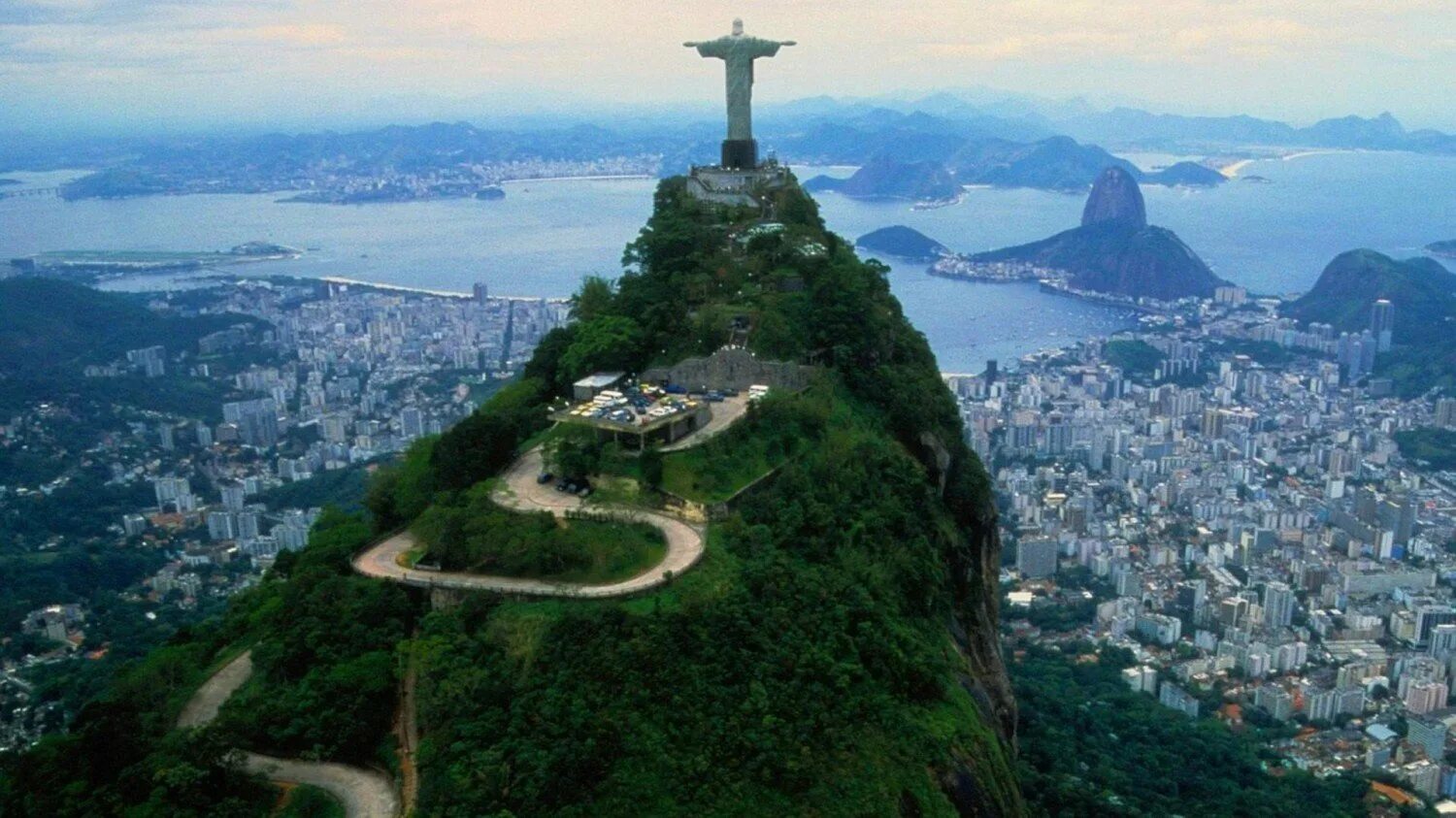 Country brazil. Статуя Христа-Искупителя Рио-де-Жанейро. Гора Корковадо Рио-де-Жанейро Бразилия. Гора Корковадо статуя Христа. Бразилия Рио де Жанейро статуя.