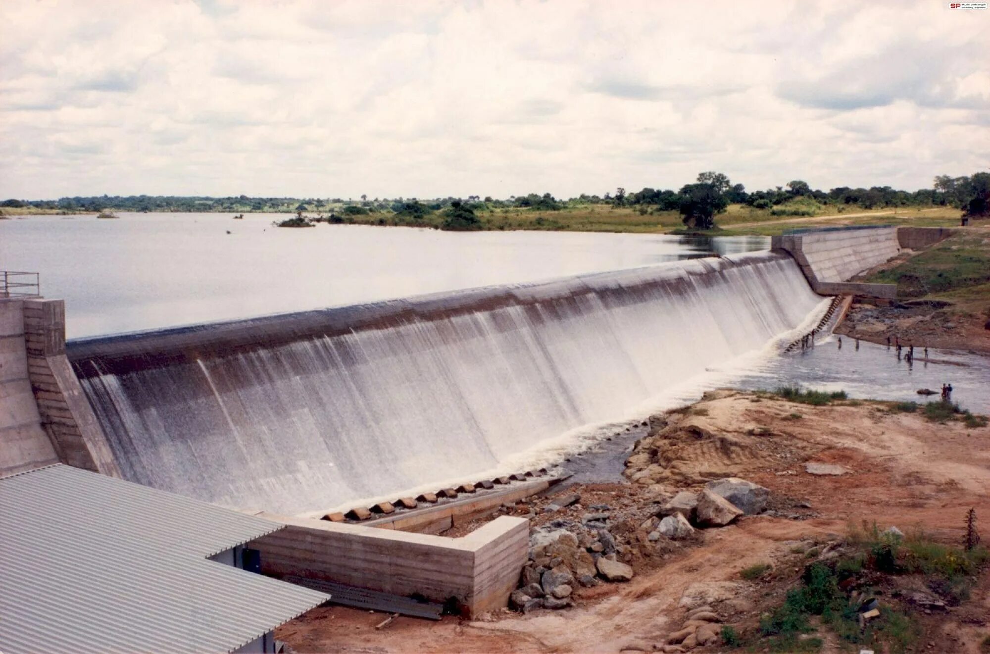 Дамба это простыми словами. Водосброс ГЭС. Водопроводящие ГТС. ГЭС Шикапа Ангола. Плотина Корналво.