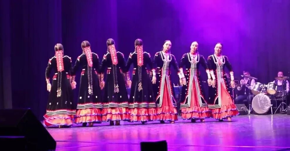 Семь девушек башкирская танец. Ансамбль файзи гаскарова. семь девушек файзи гаскарова. файзи гаскарова уфа. ансамбль народного танца имени файзи гаскарова.
