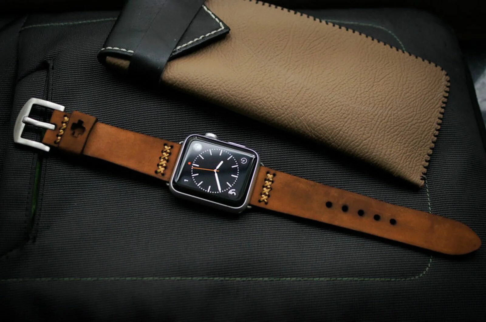 Watch band 7. Apple watch 7 Leather. Apple watch Leather Band. Apple watch Ultra кожаный ремешок. Эппл вотч 8 с кожаным ремешком.