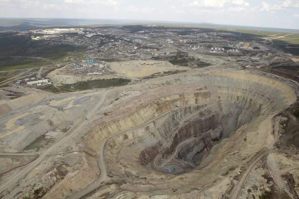 Айхал мирнинский. Поселок Айхал Якутия. Посёлок Айхал АЛРОСА. Поселок Айхал карьер. Якутия поселок Айхал добыча алмазов.