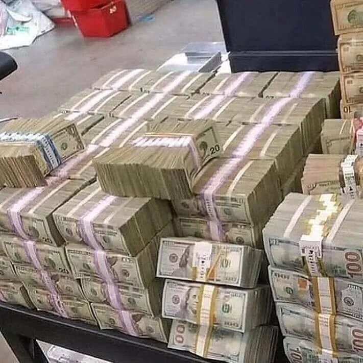 Поддон денег. Огромная стопка денег. Гора денег. 7 миллионов долларов в рублях. Миллион долларов фото.