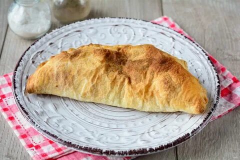 Закрытая пицца из дрожжевого теста