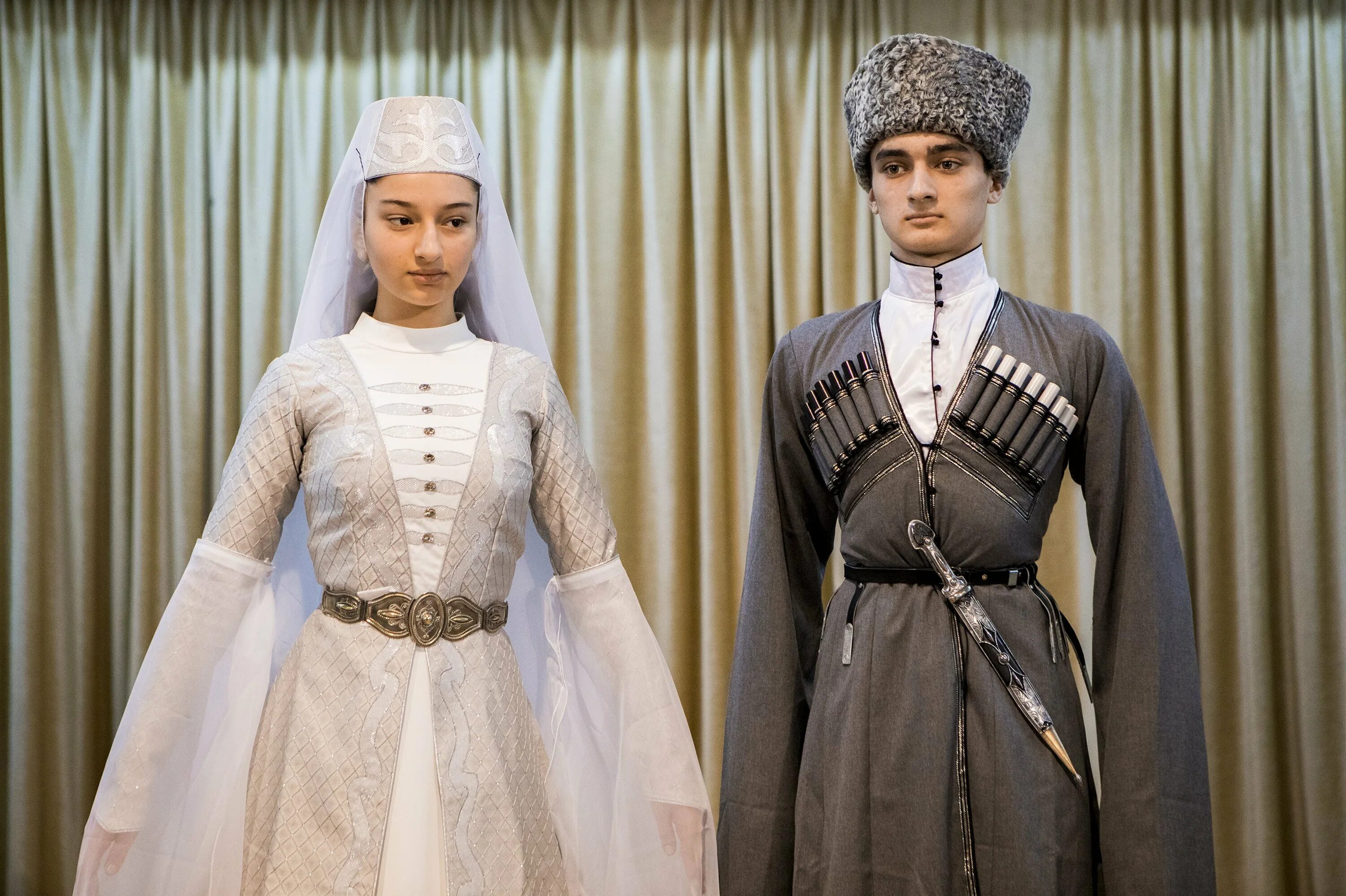 Азейбарджан национальный костюм. Чахчур азербайджанский национальный костюм. Традиционный костюм азербайджана. Национальная одежда азербайджана. Традиционный костюм азербайджана.