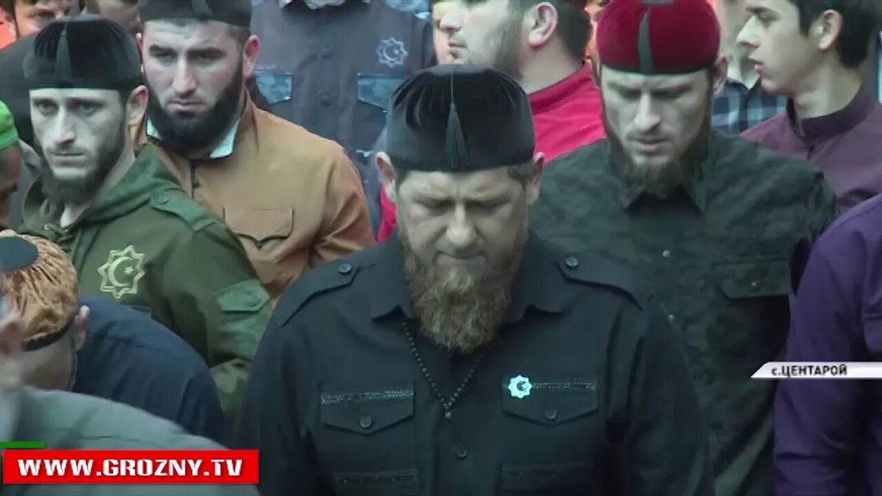 Зачем чеченцы бегают по кругу и кричат. Мем чеченцы танцуют. Чеченцы танцуют зикр. Ритуальные танцы зикр чеченцы. Зачем чеченцы бегают по кругу и кричат.