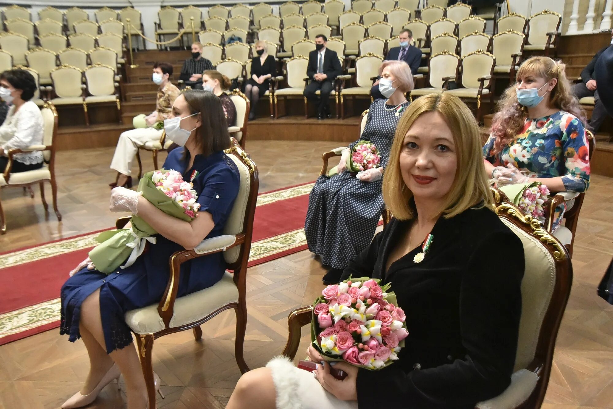 Награждение многодетных матерей. Награждение для мамы. многодетная мама награждение. награждение многодетных материнская доблесть новосибирск.