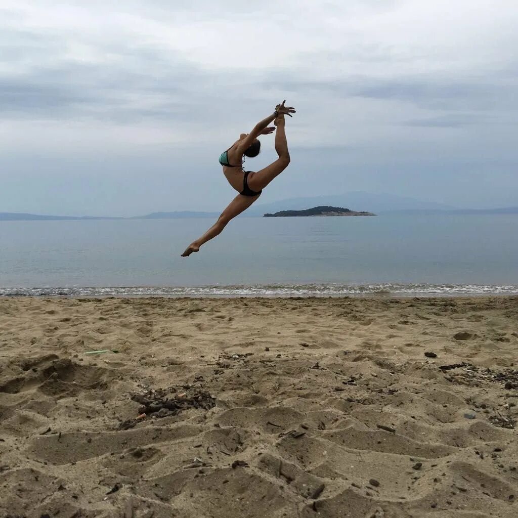 Гимнастка в прыжке. Гимнастки на море. Акробатика на пляже. Красивые гимнастические прыжки.