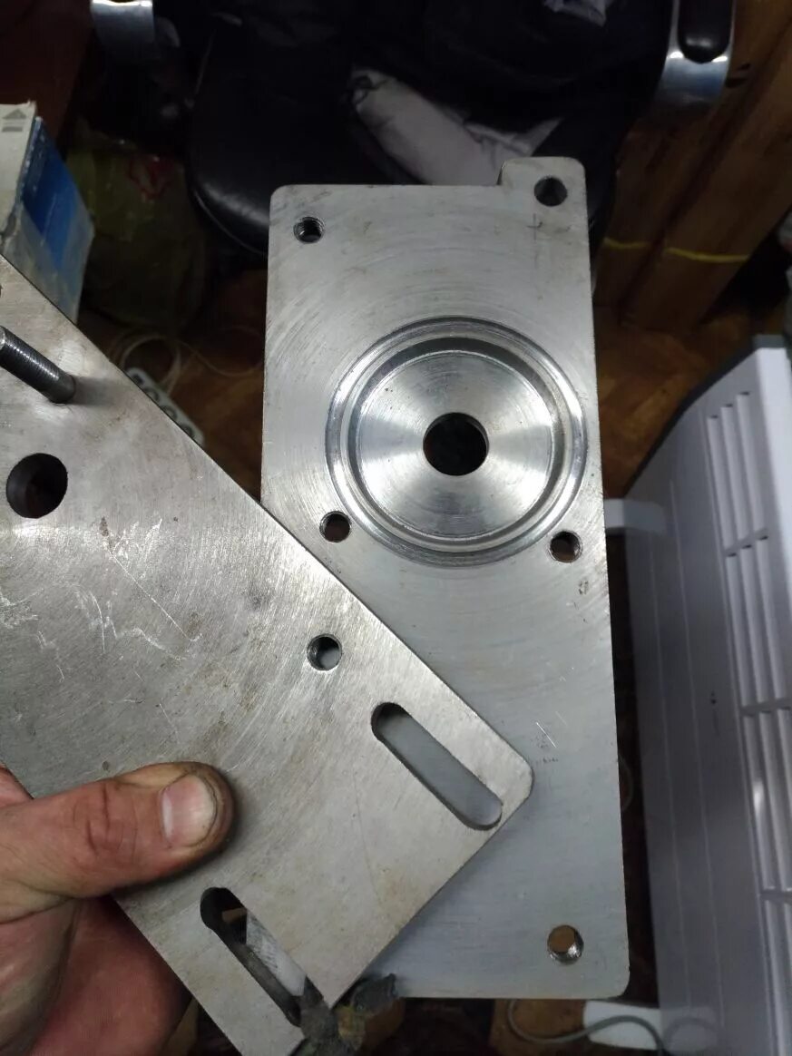 Переходная плита компрессора. Переходная плита д 245 под ременной компрессор паз. Переходная плита под компрессор паз на д 245. Переходная плита под компрессор зил на д 245. Плита компрессора мтз 245.