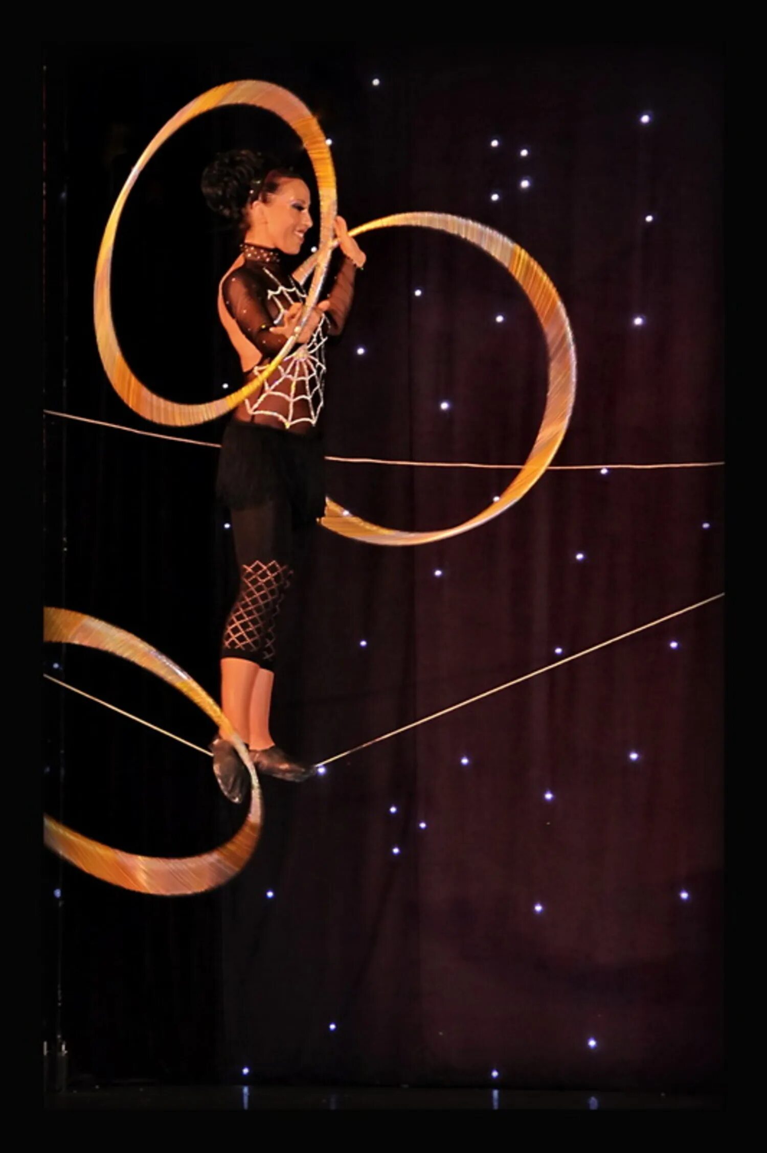 Клоун макс цирк гертнер. Цирк арт. Дочь циркача. Юный акробат. Кульбит в цирке.