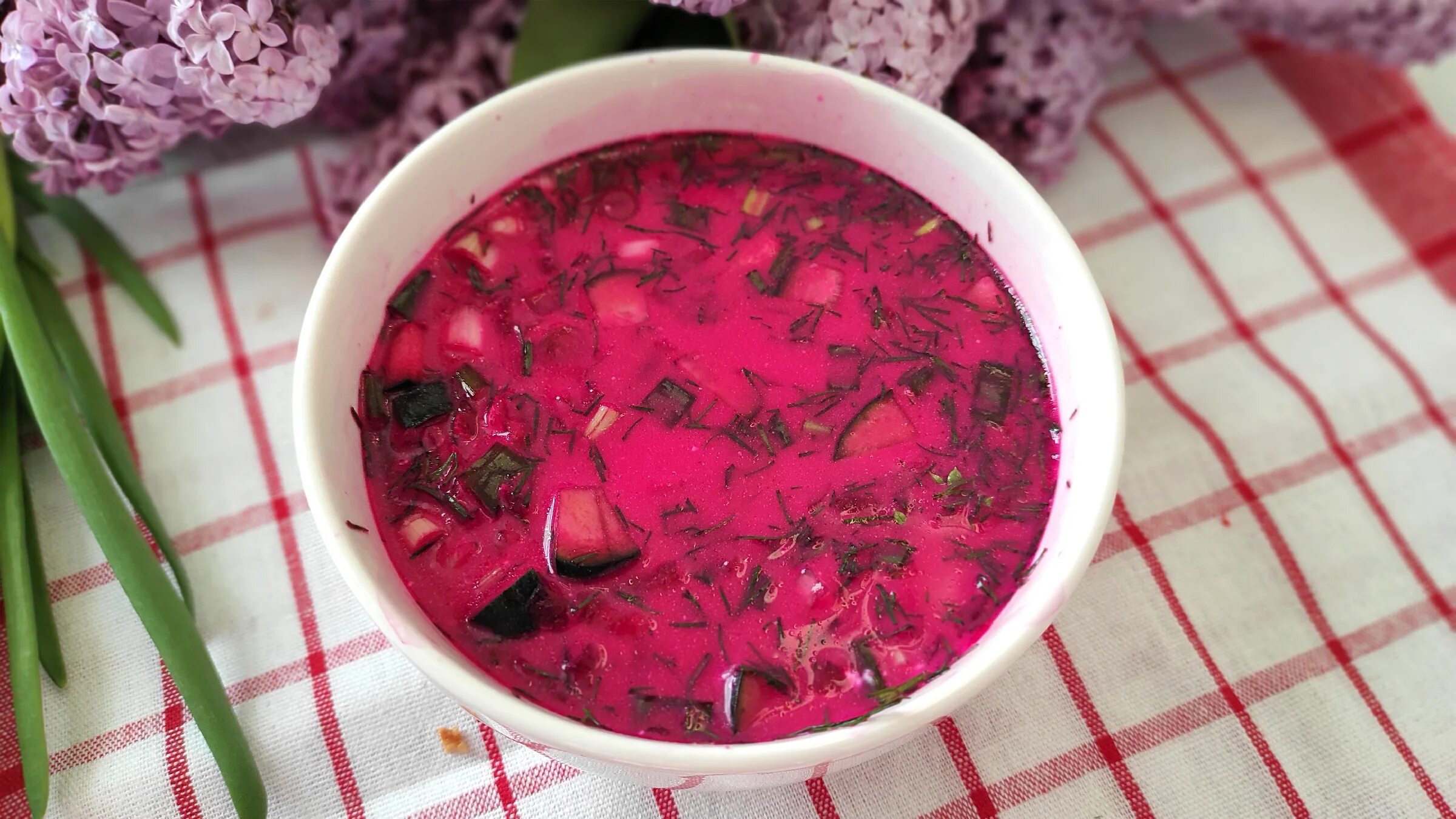 Борщ и свекольник в чем разница. Борщ селянский. Чем отличается свекольник от холодного борща. Холодник свекольный. Чем отличается свекольник от холодного борща.