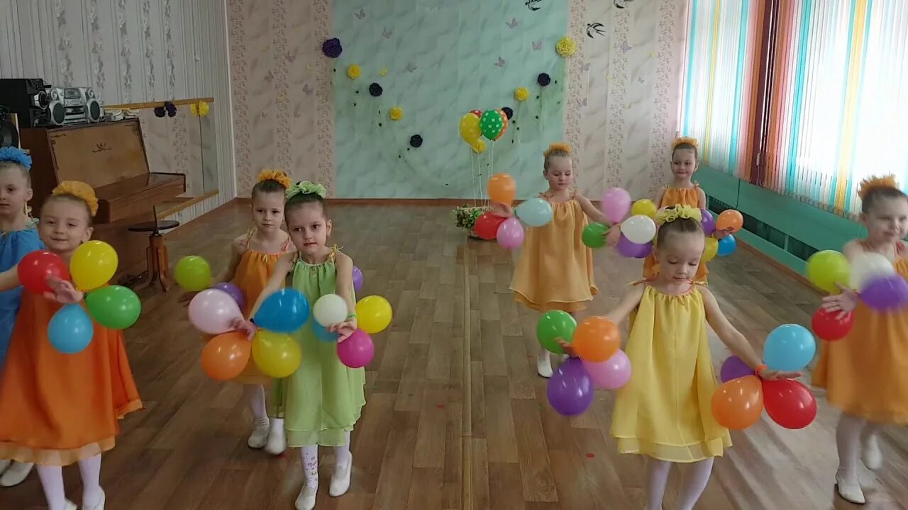 Танец с воздушными шарами. Танец с шарами в детском саду. Танцы в детском саду. Дети танцуют шарики.