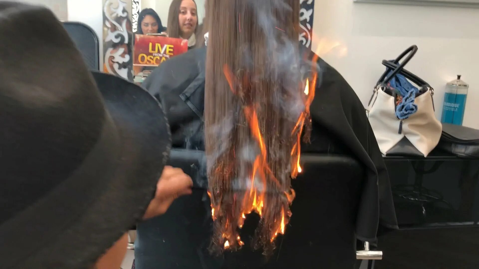 Сгоревшие волосы. Стрижка огнем. Прическа огонь. Стрижка открытым огнем. Волосы горят.