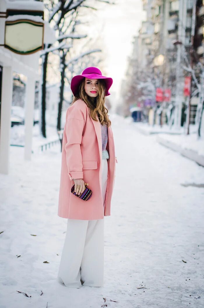Розовое пальто шапка. Розовое пальто. Розовое пальто и шляпа. Розовое зимнее пальто. Шапка к розовому пальто.