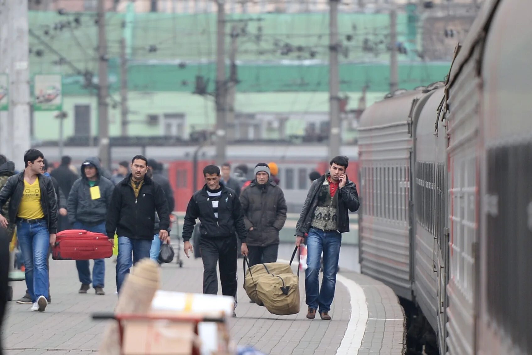 Из таджикистана в россию можно въехать. Трудовая миграция кыргызстанцы в Москве. Мигранты на вокзале. Мигранты Таджикистана. Мигранты кыргызы.
