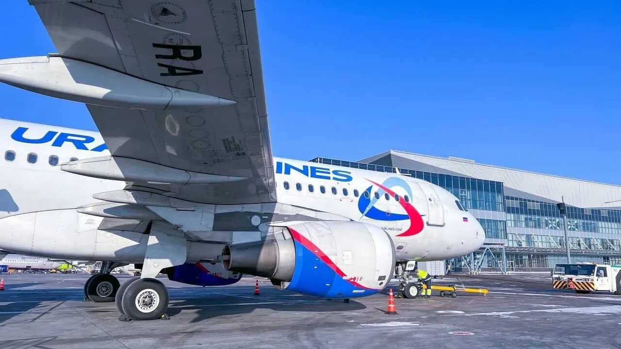 Самолет сургут нижний новгород. Ночное освещение як-40 супрунова. Bombardier crj200 ювт. Ютэйр москва сургут. Самолёт нижний новгород красноярск.