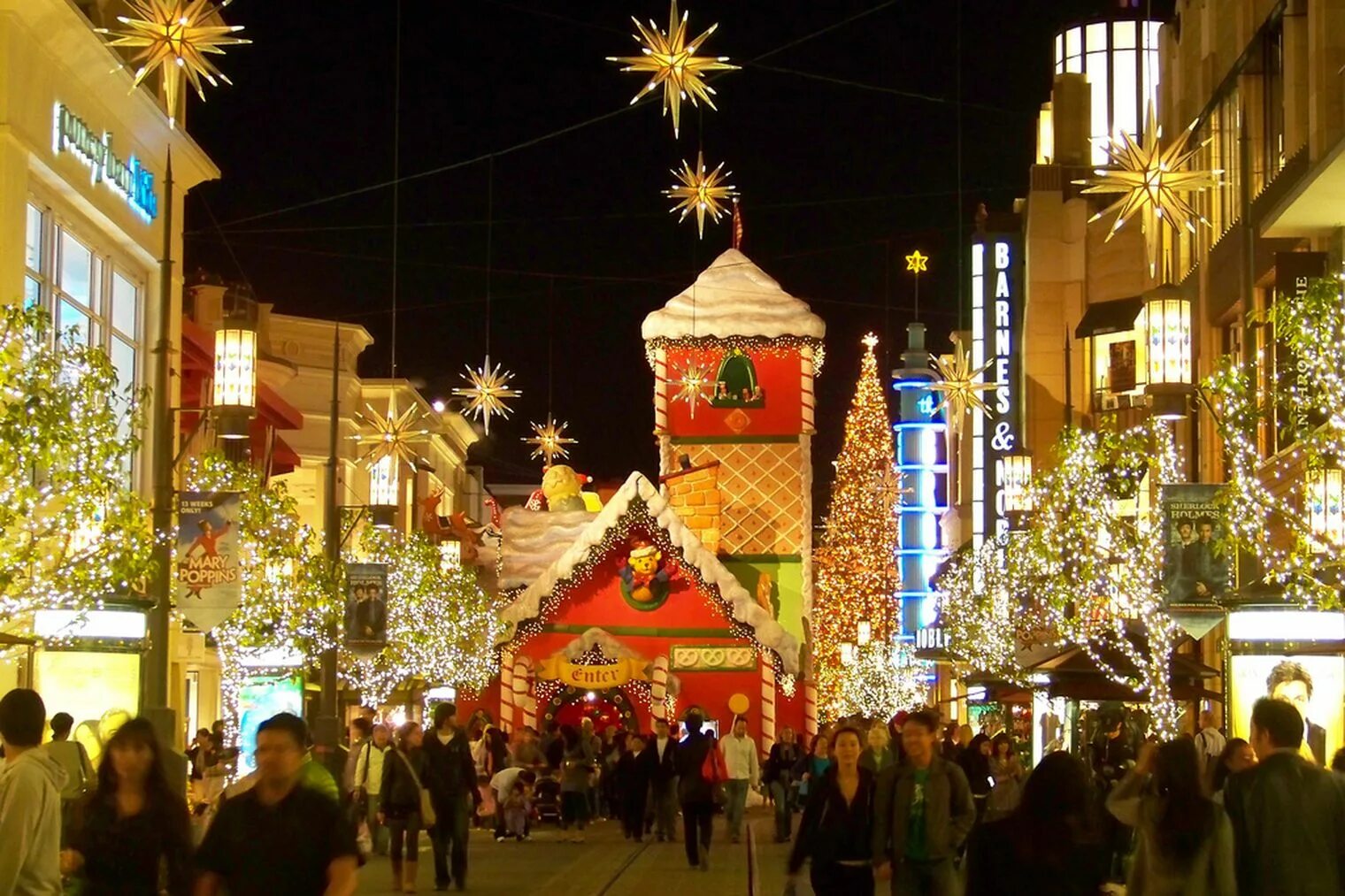 Лос анджелес новый год. Лас вегас рождество. Solazola на рождество. Елка в лас вегасе. Last christmas i.