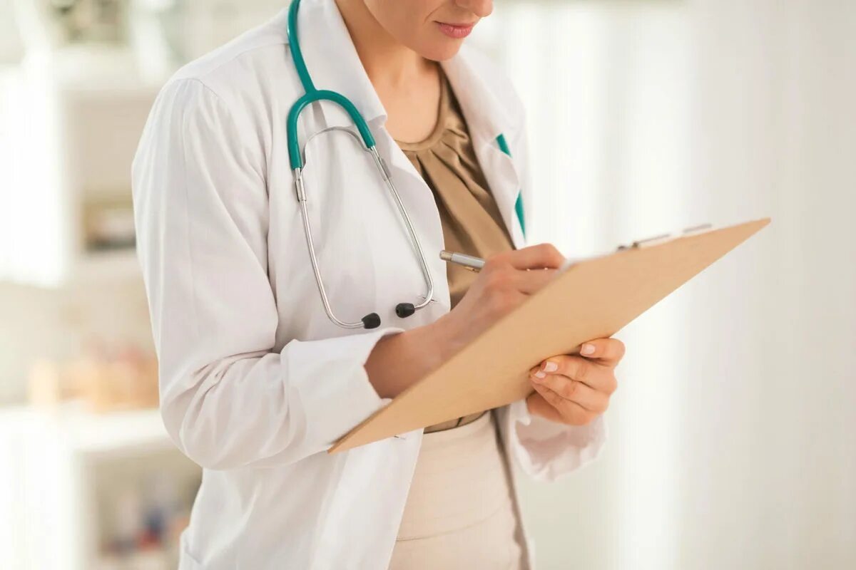 Пациент на приеме у врача. Разговор с пациентом. Женщина врач. Врач тропе. Врач фото.