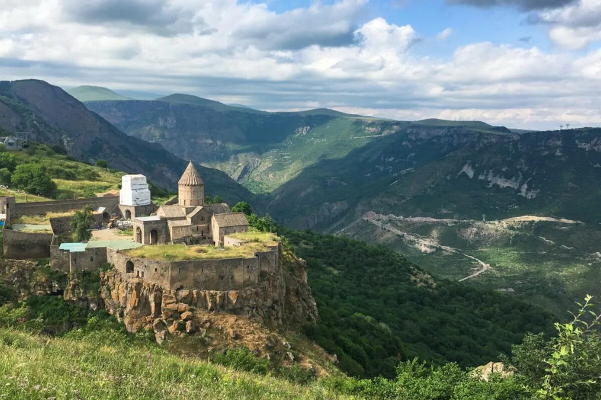 Санасар карабах. Горы азербайджана карабах. Монастырь дадиванк в карабахе. Карабах арцах. Армения нагорный карабах.