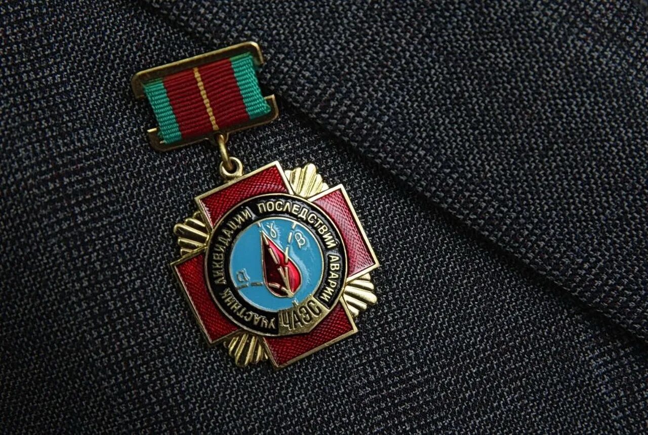 Медаль ликвидатора чаэс. Медаль чернобыльского ликвидатора. Медаль участнику ликвидации аварии на чаэс. Орден чаэс участнику ликвидации последствий аварии. 35 лет аварии на чаэс медаль.