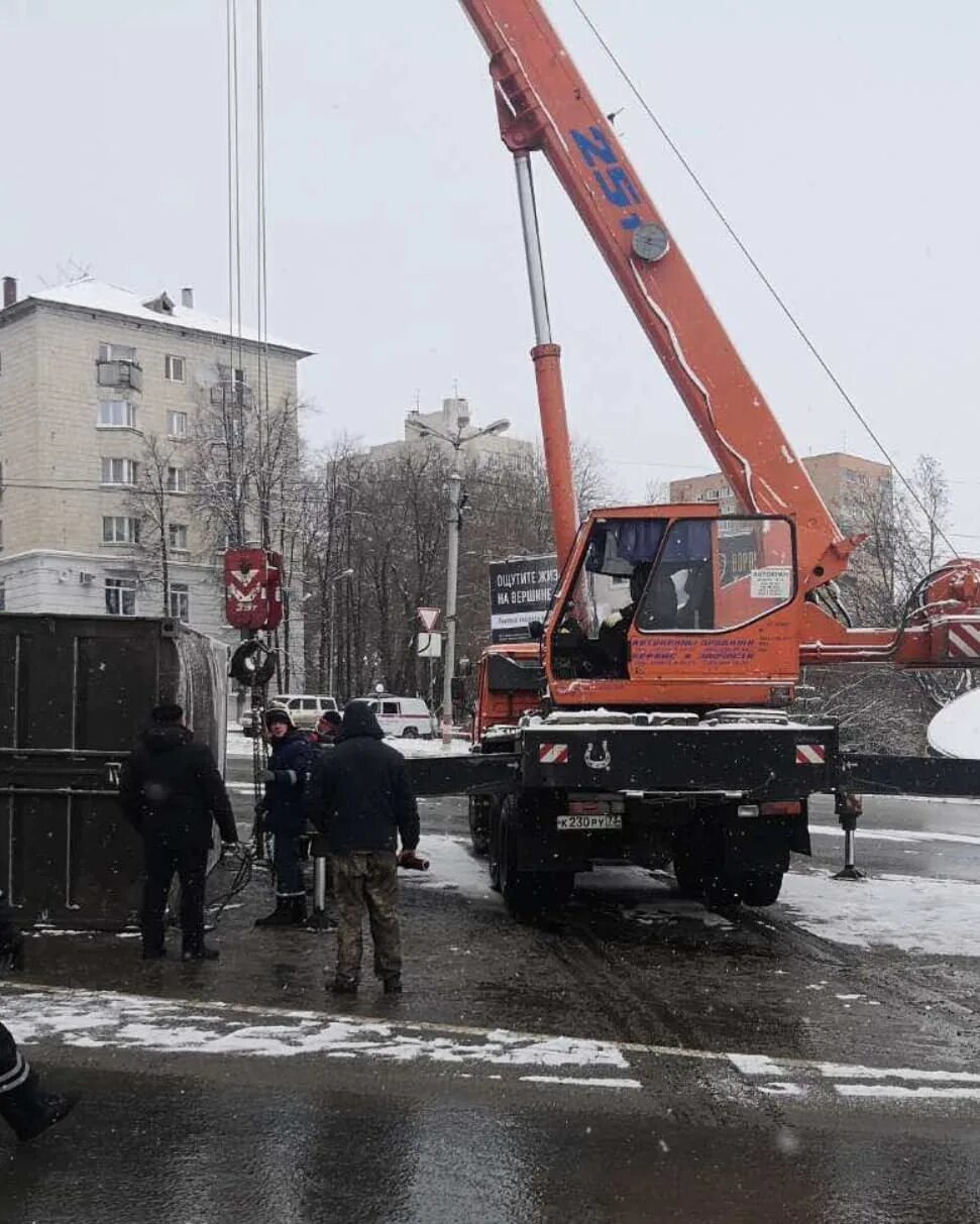 19 декабря 2021. Поднять КАМАЗ краном. МБУ Гражданская защита Ульяновск. Перевернутый автокран. Перевернутый кран КАМАЗ.