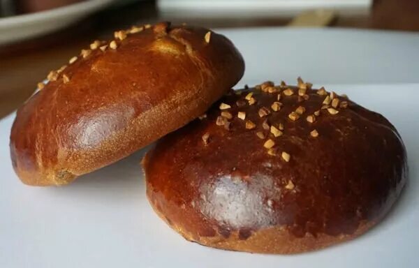 Булка с изюмом. Булочки в упаковке. Булочка калорийная. Булочка калорийная с изюмом. Советская булочка с изюмом.