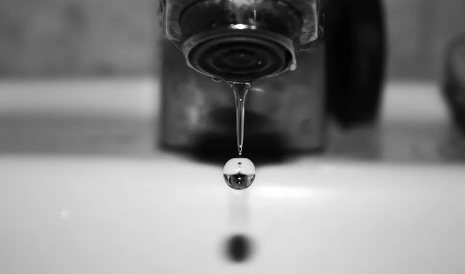 В стакан медленно капает вода. Струйка воды из крана. Капля в 3 секунды. Сколько литров воды вытекает из крана за час. Капли воды.